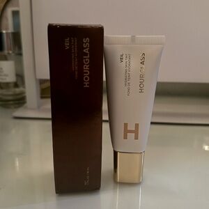 Hourglass Veil Hydrating Skin Tint in shade #6